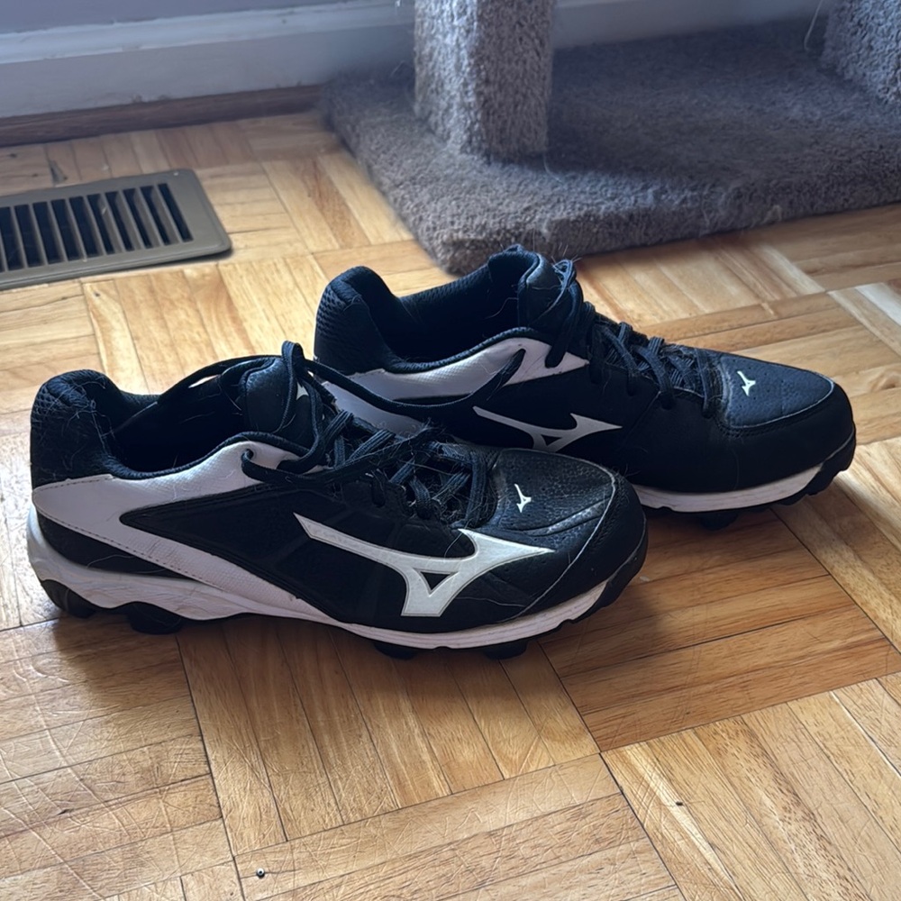 Mizuno Black and White rubber cleats